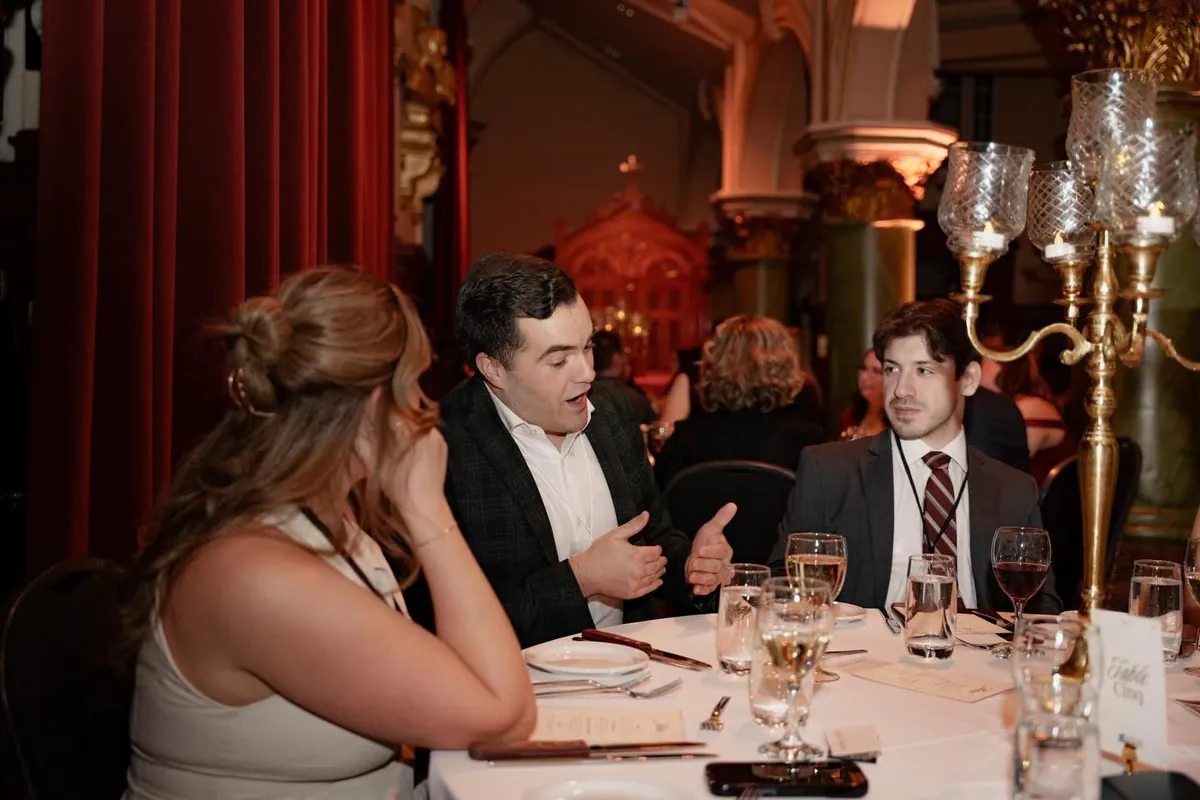 Trois convives discutent à une table du Grand Souper Entrepreneurial du RÉEL